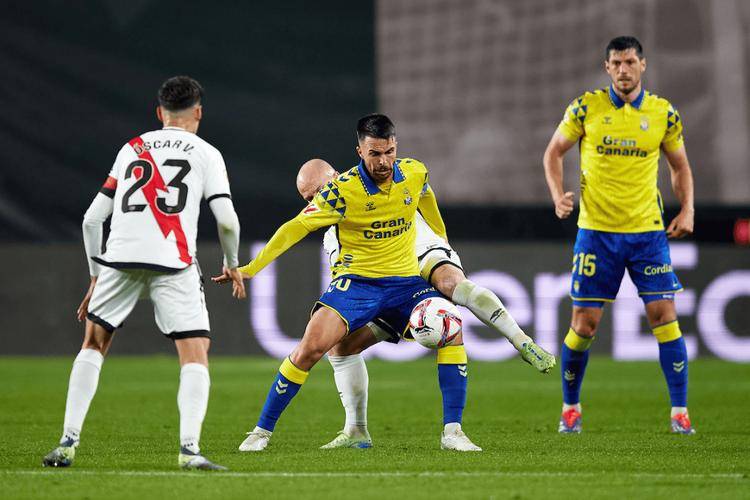 关于尼斯客场击败斯特拉斯堡，保持领先位置的信息