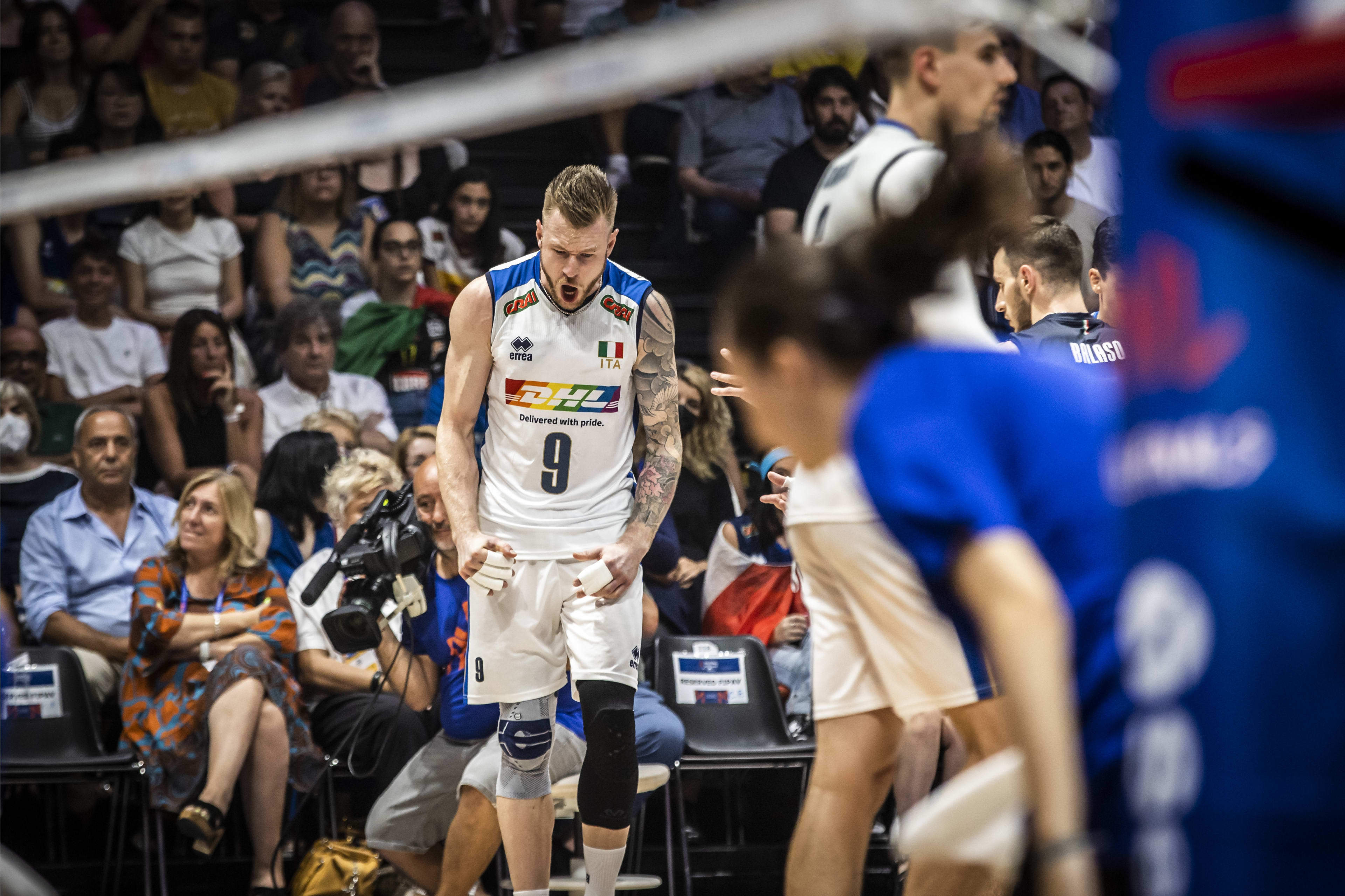 包含法国队横扫韩国队，黄鸭组合高光表现的词条